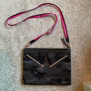 Stella & Dot Camo Zipper Convertible Crossbody Bag Clutch Hot Pink Strap